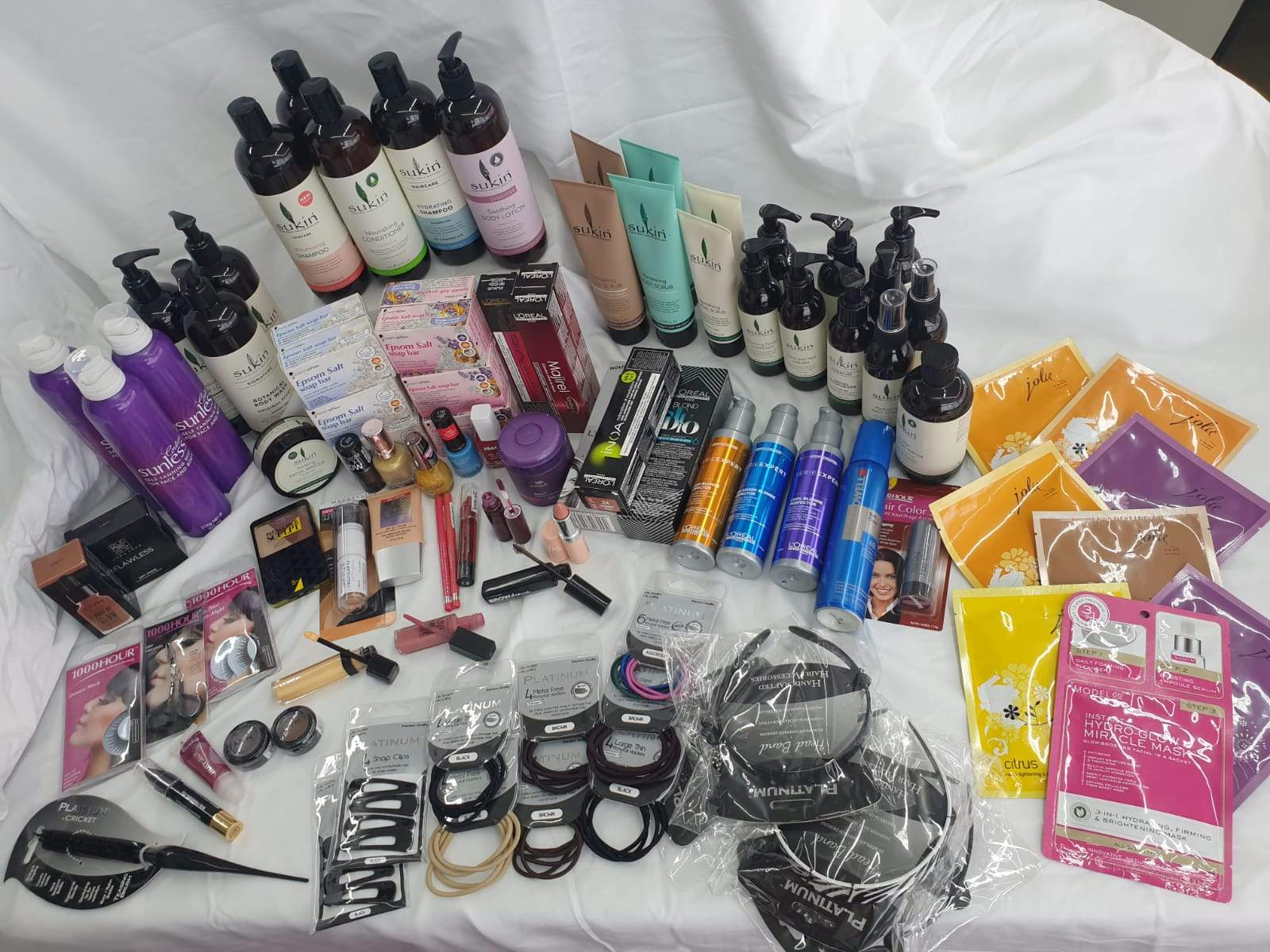 MONEY SAVING BUNDLE DEAL! MEGA BEAUTY BOX OF 100 PRODUCTS FOR YOUR SKIN HAIR MAKEUP NAILS EYES AND MORE ALL BRANDED + THE EXCITING LUCKY DIP MYSTERY BOX