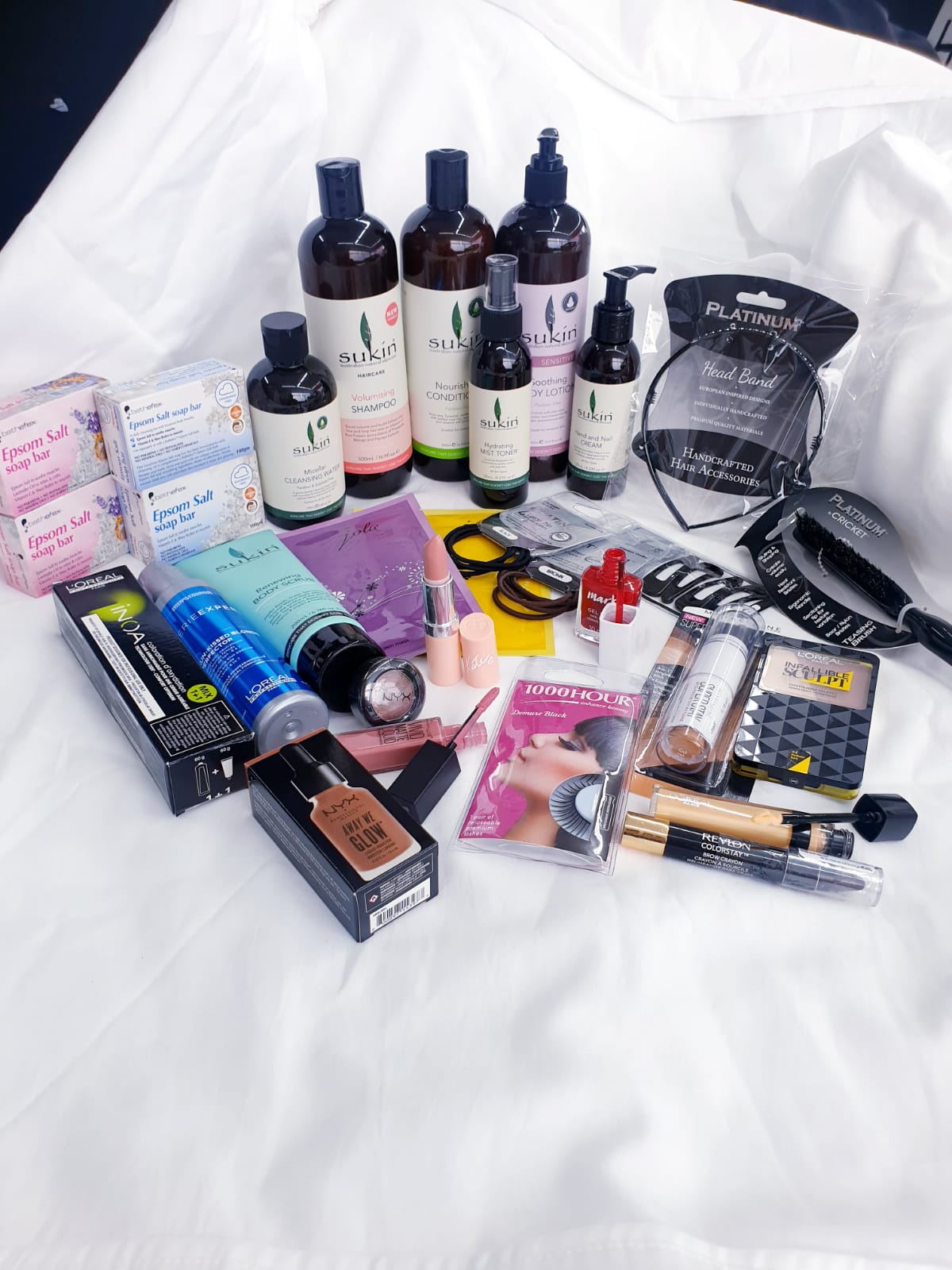 MEGA BEAUTY BOX OF 30 OR 100 PRODUCTS FOR YOUR SKIN HAIR MAKEUP NAILS EYES AND MORE ALL BRANDED